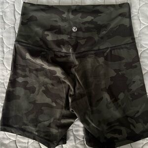 lululemon athletica Women's Camouflage Bike Shorts - Black and Green
